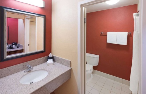 Auburn Hills Hotel | Spacious Good-Value Accommodation! 2 Lovely Units, Swimming Pool, Parking!