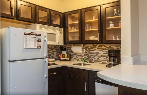 Acres Green House | Spacious Good-Value Accommodation! Pet-Friendly, Near Otero Tennis Courts