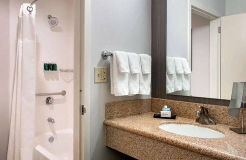 Whippany Hotel | Spacious Good-Value Accommodation! Short Drive to Morristown Green, Pet-Friendly