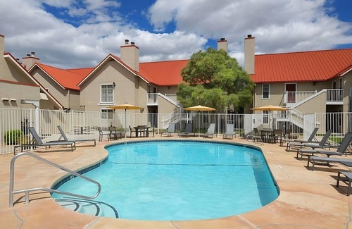 Northeast Heights Hotel | Spacious Good-Value Accommodation! 2 Modern Units, Pet-Friendly, Free Breakfast