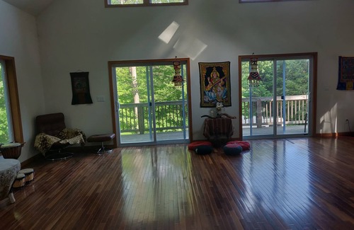 East Chatham Ski Chalet | Spacious & Gracious 4Br Log Chalet with Sauna, Pool and Grand Entertaining Space