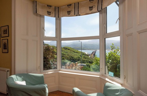 Barmouth House | Spacious Grand Victorian Townhouse by the sea. Magnificent Views. Great Location