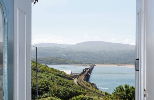 Barmouth House | Spacious Grand Victorian Townhouse by the sea. Magnificent Views. Great Location
