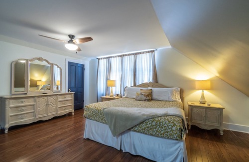 Hermann Bed & Breakfast | SPACIOUS HISTORIC DOWNTOWN LOFT! BEST LOCATION IN THE HEART OF TOWN!
