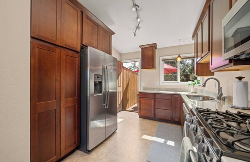 Turnagain House | Spacious Home close to Coastal Trail and Downtown