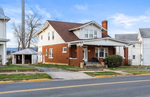 Luray House | Spacious Home Downtown - Walk to Parks & Shops