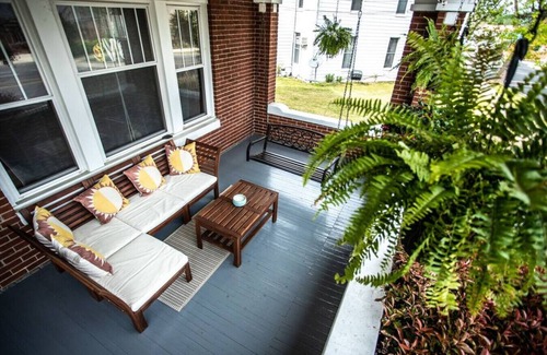 Luray House | Spacious Home Downtown - Walk to Parks & Shops