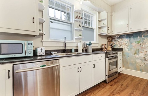 Greenville House | Spacious Home in Arts District GVL + 1mi to Falls Park DT+ Artisan Table Swing