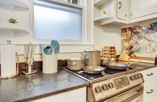 Greenville House | Spacious Home in Arts District GVL + 1mi to Falls Park DT+ Artisan Table Swing