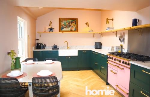 Chapeltown House | Spacious home in Leeds ideal for gatherings with free parking