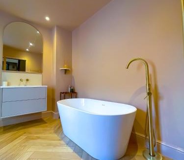 Chapeltown House | Spacious home in Leeds ideal for gatherings with free parking