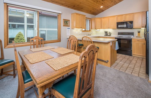 Bigfork House | Spacious home on golf course w/stunning views & fireplace - Colter Loop Golf Escape