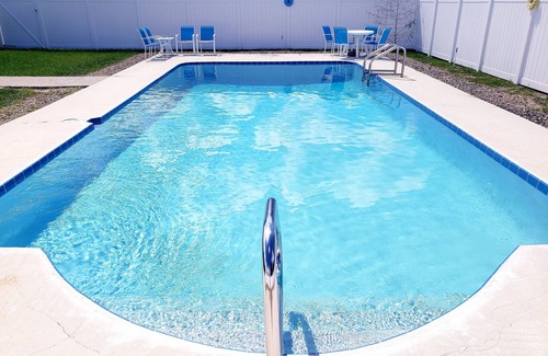 DeLand House | Spacious Home, Secluded Saltwater Pool, Central Location.