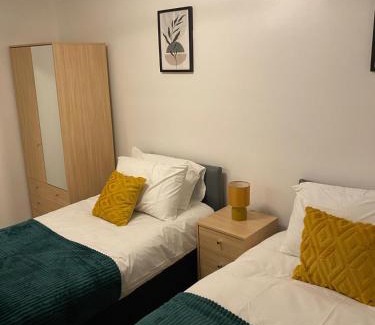Harlow House | Spacious Home , Sleeps 7, Free Parking , Harlow
