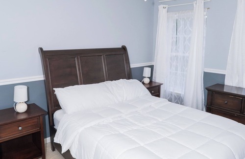 Owings Mills Cabin | Spacious Home with 4BR, 2.5 Bath for 8-10PPLE, with WiFi and free parking