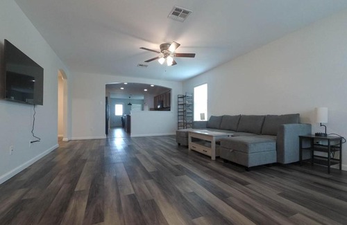 Temple House | Spacious home with WiFi/AC