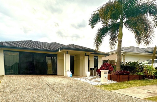 Redbank Plains House | Spacious House in Redbank Plains