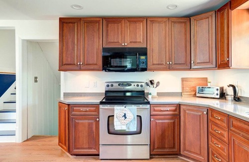 Berwyn House | Spacious House | Berwyn | Patio | Hosted StayRafa