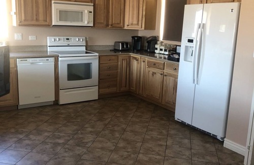 Bullhead City House | Spacious House close to Laughlin, Lake and River - lots of parking.
