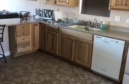 Bullhead City House | Spacious House close to Laughlin, Lake and River - lots of parking.