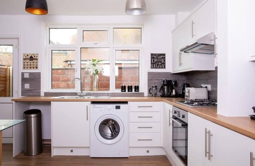 Bognor Regis House | Spacious House for 10 with Hot Tub Nr Beach