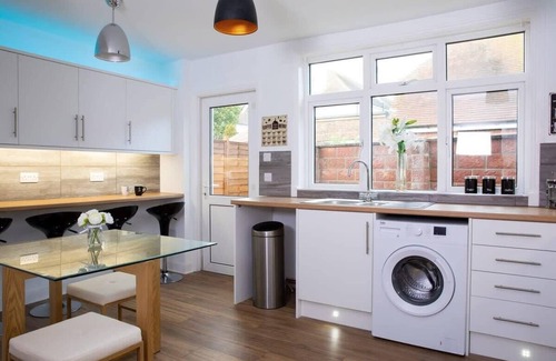 Bognor Regis House | Spacious House for 10 with Hot Tub Nr Beach