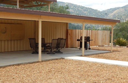 Kaweah House | Spacious House with Breathtaking Panoramic Views and Private River Access