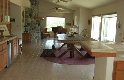 Kaweah House | Spacious House with Breathtaking Panoramic Views and Private River Access