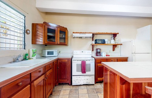 Caye Caulker Apartment | Spacious Island Getaway Near the Beach W/Free WiFi, Ocean Views & Full Kitchen
