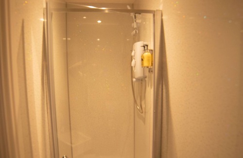 Keswick Apartment | Spacious Keswick Centre 3 Bedroom 2 Bathroom Apartment