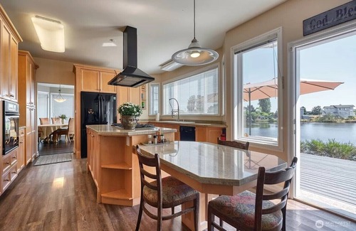 Point Roberts Villa | Spacious King Bedroom plus a Sunny Queen bedroom with Great Views