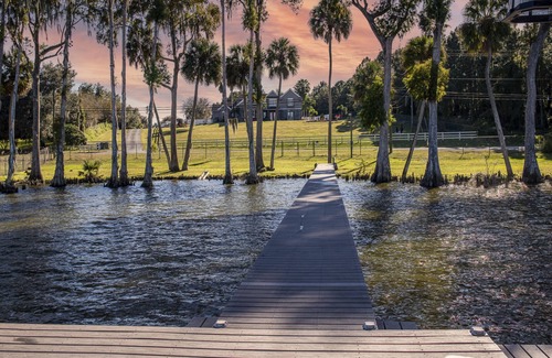 Thonotosassa House | Spacious Lake Front , Private Pool/Spa and Dock