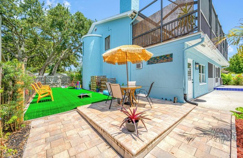 On Top of The World House | Spacious Lakefront pool retreat in Clearwater - 20 min to beaches
