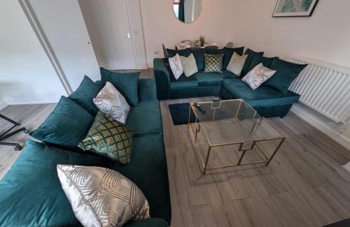 Northampton House | Spacious Large 4 Bed Contractor