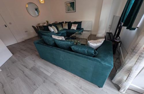 Northampton House | Spacious Large 4 Bed Contractor