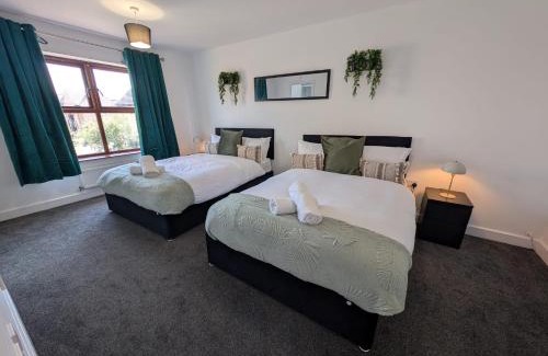 Northampton House | Spacious Large 4 Bed Contractor