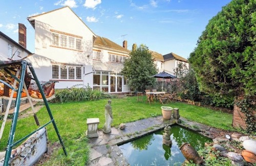 Cranbrook House | Spacious large house with private parking, perfect for families or groups.