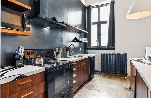 North Oakland Apartment | Spacious Loft 2 bedroom in N Oakland 400, sleeps 8