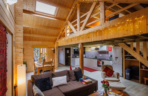 Longstanton Cabin | Spacious Log Cabin with parking near Cambridge