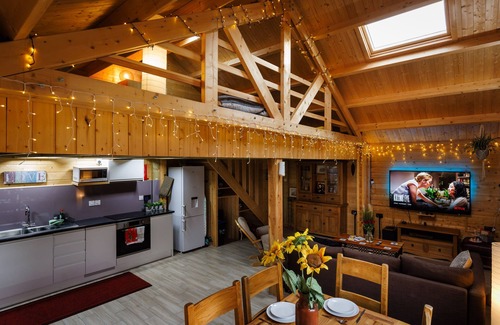 Longstanton Cabin | Spacious Log Cabin with parking near Cambridge