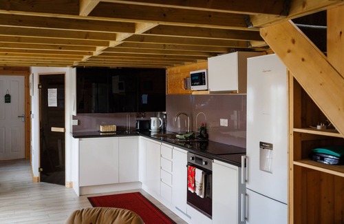 Longstanton Cabin | Spacious Log Cabin with parking near Cambridge