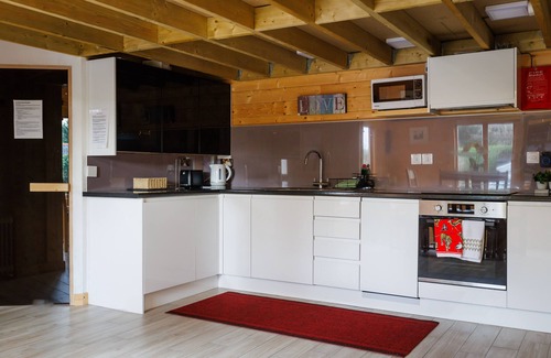 Longstanton Cabin | Spacious Log Cabin with parking near Cambridge