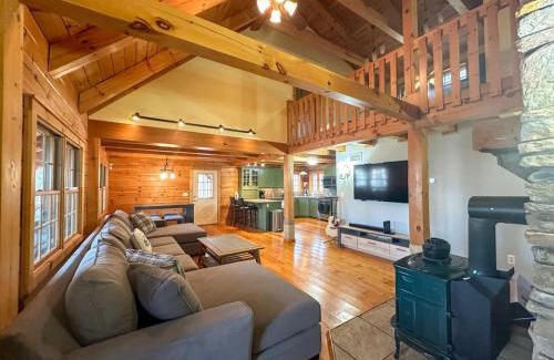 Warwick House | Spacious Log Home in Warwick