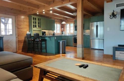 Warwick House | Spacious Log Home in Warwick