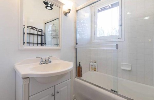 Trafford Apartment | Spacious Lovely apartment