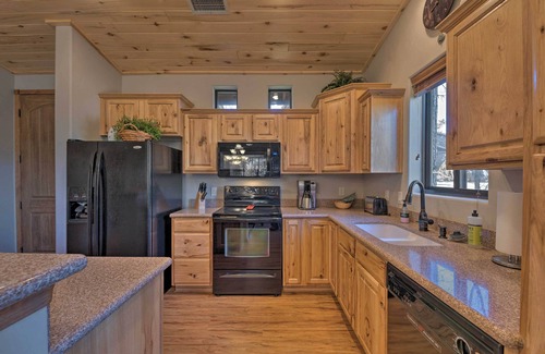 Torreon Cottage | Spacious & Lovely Getaway w/Deck in Show Low!
