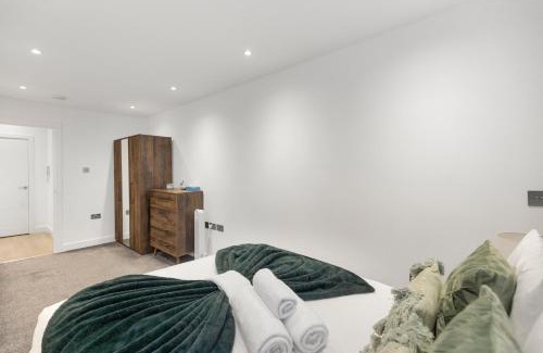 Golders Green Apartment | Spacious Luxury Apartment King Bed - Central Location
