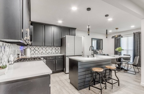 Central Oklahoma City House | Spacious Luxury House w/Pool & GUEST HOUSE 12 min from DOWNTOWN OKC