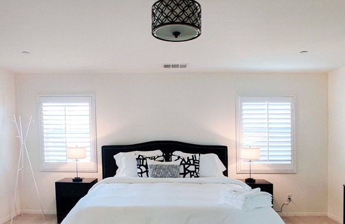 Mira Loma House | Spacious Luxury Modern Home by Silverlakes