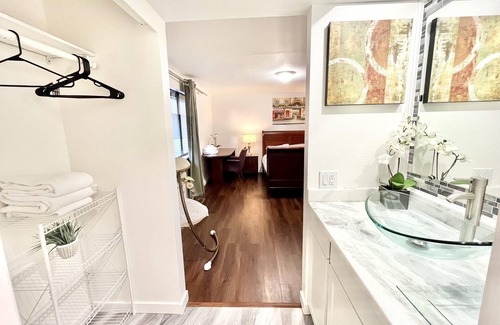 Bridle Trails Bed & Breakfast | Spacious Master; Private Bathroom; Walk 2 Bus; AC